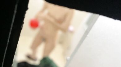 Quay lén bạn cùng phòng đang tắm và suýt bị bắt quả tang