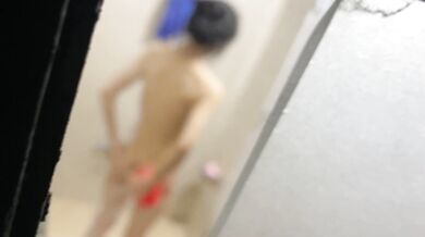 Quay lén bạn cùng phòng đang tắm và suýt bị bắt quả tang