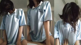 馬に乗って非常に若い女子高生
