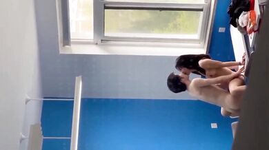 高校教室一對小情侶脫光衣服忘情的舉行繁衍後代儀式