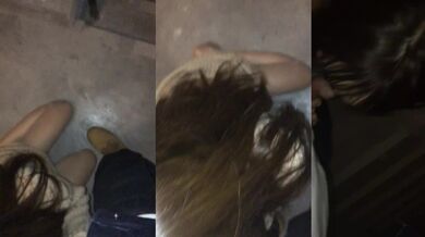 Người đẹp trong khuôn viên trường Đại học Jiang quỳ xuống và thổi kèn ở lối vào cầu thang