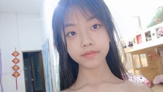 スティックドールで犯されて潮吹きした女の子