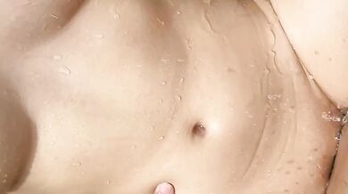 Người nổi tiếng trên mạng Malaysia Pei Er đã quan hệ tình dục dưới nước