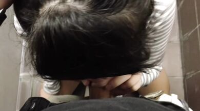 新加坡妹妹在公共厠所吸精