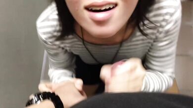 新加坡妹妹在公共厠所吸精