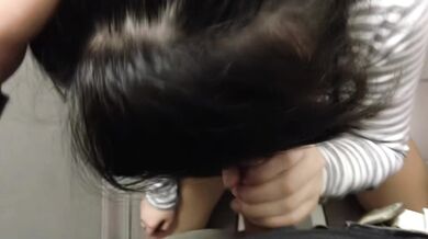 新加坡妹妹在公共厠所吸精