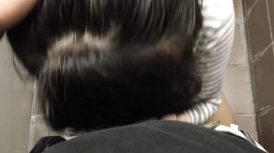 新加坡妹妹在公共厠所吸精