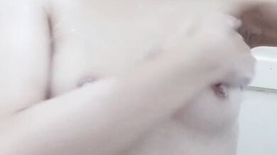 馬來西亞沙撈越可愛妹妹洗澡露美胸