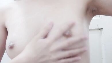 馬來西亞沙撈越可愛妹妹洗澡露美胸