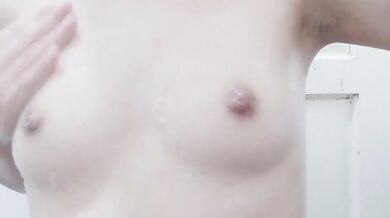 馬來西亞沙撈越可愛妹妹洗澡露美胸