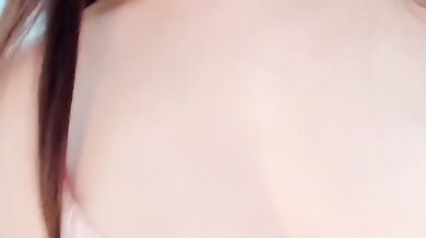 Nữ sinh năm 2 lén quay phim ở nhà trong dịp nghỉ lễ 2