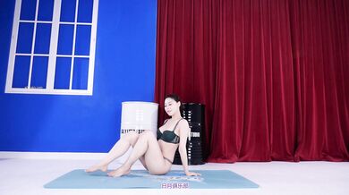 大奶美女裸體瑜伽