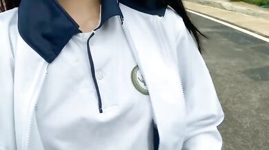 Nữ sinh mặc đồng phục lộ hàng tại trường