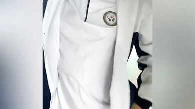 Nữ sinh mặc đồng phục lộ hàng tại trường