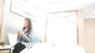 売春婦は大金をはたいてバイトの2年生美人と付き合う