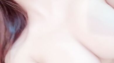 Nữ sinh năm 2 lén chụp 5 bức ảnh ở nhà trong kỳ nghỉ lễ