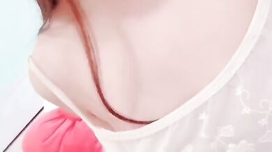 Nữ sinh năm 2 lén chụp 5 bức ảnh ở nhà trong kỳ nghỉ lễ