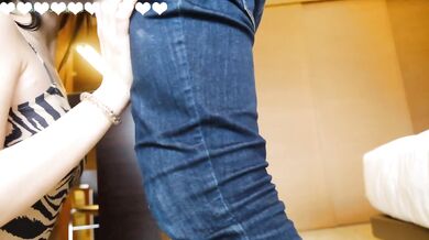 上司の暗黙のルールによりテーブルに押さえつけられ、後ろから犯される美少女