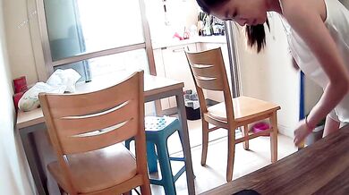 小姨子幫我拖地彎腰的時候兩顆粉紅的奶頭一清二楚