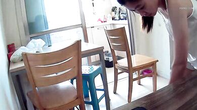 小姨子幫我拖地彎腰的時候兩顆粉紅的奶頭一清二楚