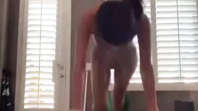 Nữ cao khỏa thân thể dục