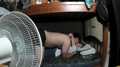 Đưa bạn gái về ký túc xá để quan hệ và chụp ảnh selfie 1