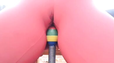 坐在震動棒上面潮吹