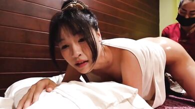台灣美女在泰國體驗私密處按摩