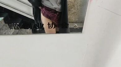 JK騷妹樓道露出教室自慰