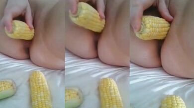 ベッドの上でトウモロコシでオナニー