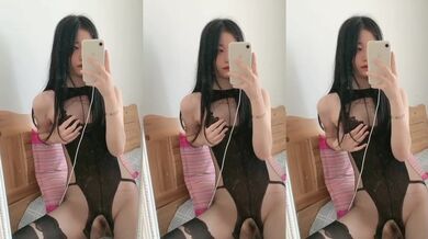 妹子性感連身衣對鏡抓奶