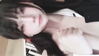 ダブルポニーテールとウサギの歯の美人制服自撮り