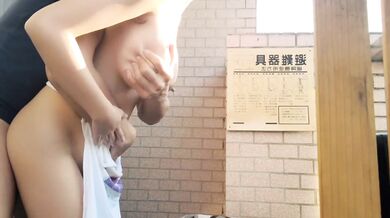 台湾の若い女性がバルコニーで後ろから犯される