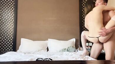 大學妹子酒店約炮被擡起來幹