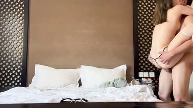 大學妹子酒店約炮被擡起來幹