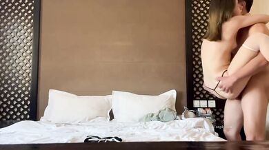 大學妹子酒店約炮被擡起來幹