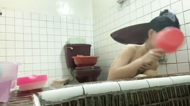 貧乳の女子高生、荘雨清がお風呂で自撮り