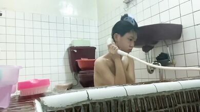 貧乳の女子高生、荘雨清がお風呂で自撮り