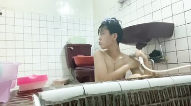 貧乳の女子高生、荘雨清がお風呂で自撮り