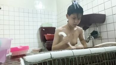 貧乳の女子高生、荘雨清がお風呂で自撮り