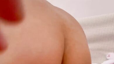 Nhìn kỹ vào cái lồn không có lông của chị gái tôi