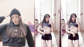 反差貧乳妹子跪地對鏡