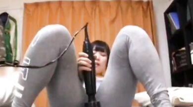 青春日本妹自慰尿褲子