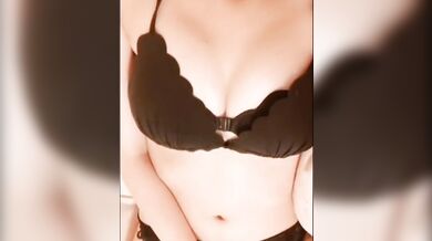 日本妹妹自慰尿在內褲上