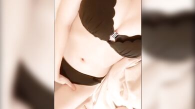 日本妹妹自慰尿在內褲上