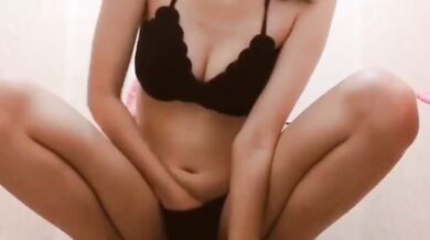 日本妹妹自慰尿在內褲上