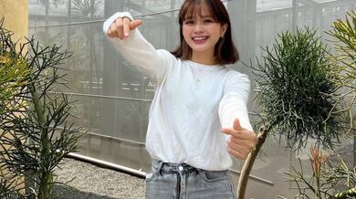 彼氏の家で馬に乗る巨乳とウサギの歯の美女