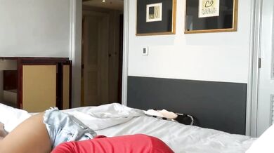 棕髮大學生發情騎枕頭自慰