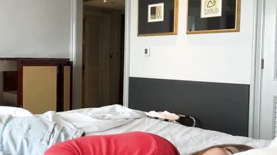 棕髮大學生發情騎枕頭自慰