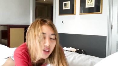 棕髮大學生發情騎枕頭自慰